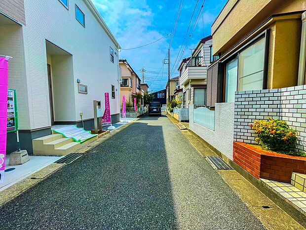 前面道路でお車を駐車するのも楽々。