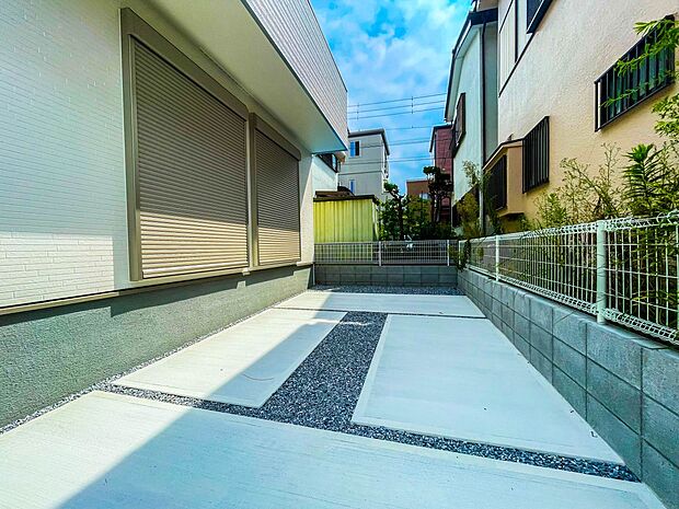 駐車場がある戸建を持つ最大のメリットは、駐車場代金を支払い続ける必要がないことです。賃貸住宅に住んでいる方が、戸建の購入を考えるきっかけに挙げることが多いようです。