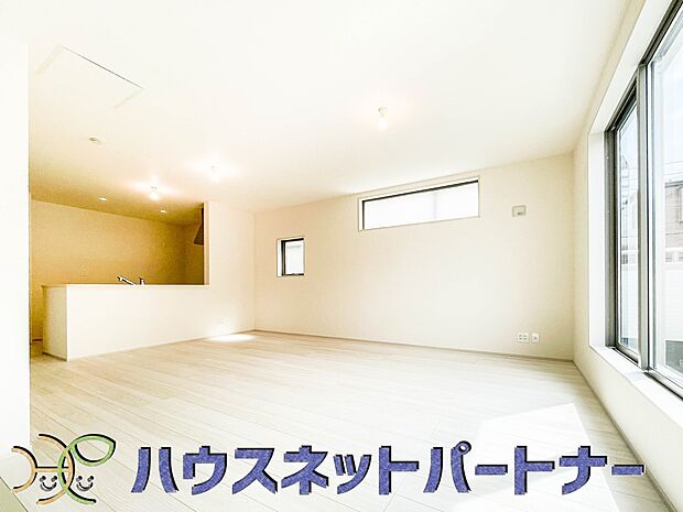 忙しい朝でも家族揃って食事をして頂ける、ゆとりある大きさのダイニングスペース。奥様の手料理をカウンター越しに受けとって頂き、テーブルで囲む素敵な時間を存分にお愉しみ下さい。