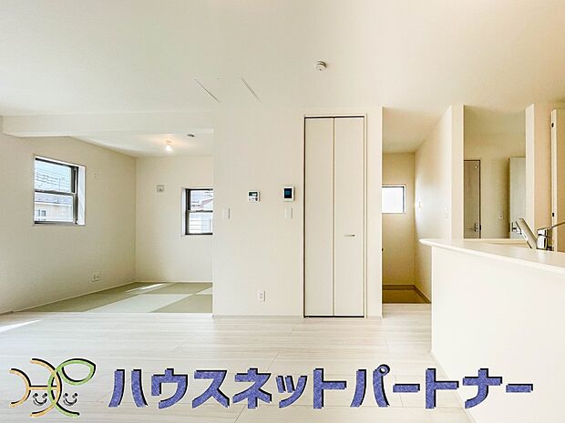 階を移動する際にリビングを通る、リビングイン階段。自然なかたちで家族が集まるため、お子様の個室が1階や3階にある場合でも、毎日の挨拶や会話が増えやすくなります。