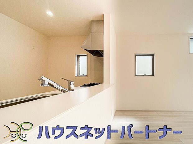 カウンターキッチンなら、リビングで遊ぶ子供の様子を見ながら料理ができるので安心です。料理を運んでもらったり、子供にお手伝いしてもらいやすいのもいいですね♪