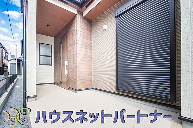 玄関の扉を開けるとそこは家族の待つお家。笑い声が聞こえてきそう。