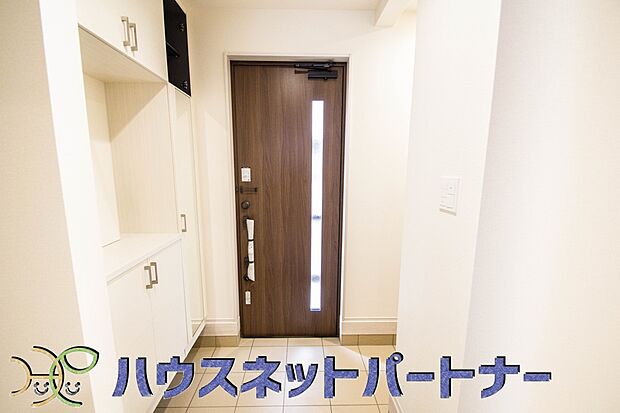 玄関扉を開くとゆったりとした空間。この感動を現地で是非体感してみて下さい。