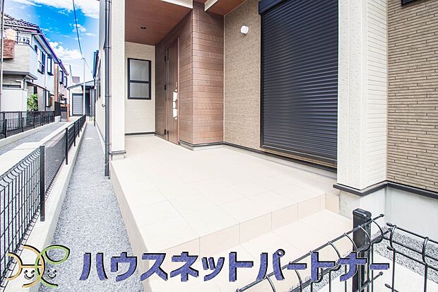 玄関の扉を開けるとそこは家族の待つお家。笑い声が聞こえてきそう。