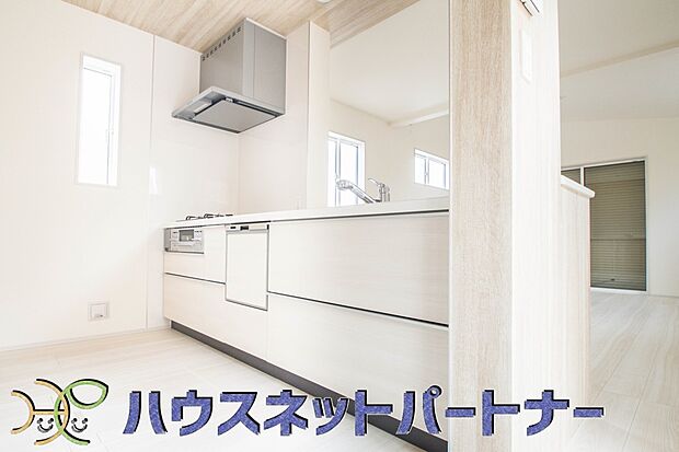 家族の様子を見ながらキッチンでお料理。一日の出来事を会話しながらの家事は嬉しいコミュニケーション。