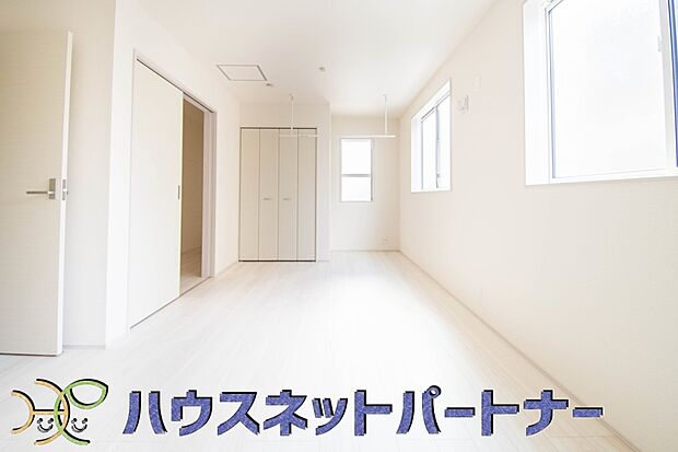 ベッドを置いて主寝室をイメージ。それでも広々してますね。