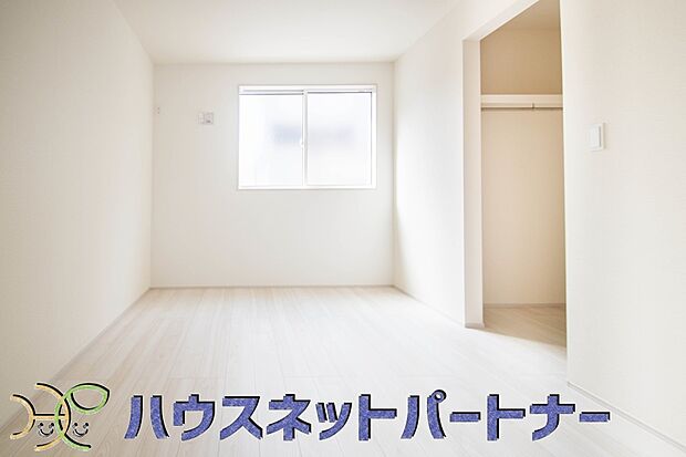 明るい窓のあるお部屋は子供部屋にぴったり。可愛い家具で素敵なお部屋に。