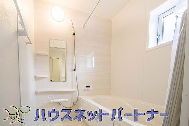 心地よいバスタイムを演出する浴室はゆとりあるサイズを採用。保温機能付き、汚れをはじく有機ガラス系の新素材を採用した浴室。美しく機能的な設備を採用。