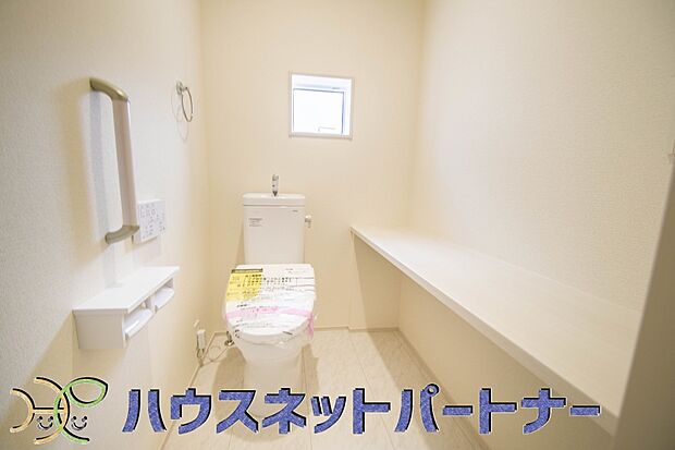 快適な生活を送るための必須アイテムとなった洗浄機能付トイレ。おしり洗浄、ビデ洗浄、暖房便座の3つの機能を標準装備しています。