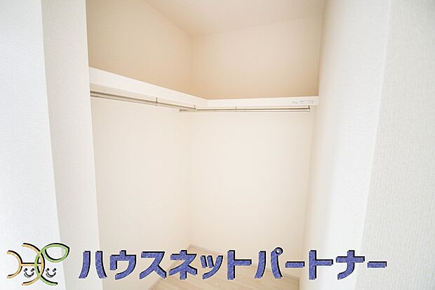 たくさんの洋服をかけてもシワになりにくいウォークインクローゼット。洋服以外にも、普段使わない家電やスーツケース、ストック品など何でも片付く嬉しい空間です。