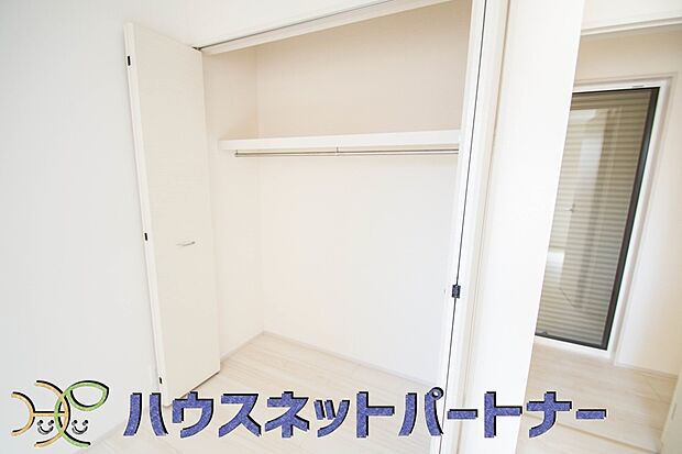 壁面クローゼットのメリットは、衣類が横一列に並ぶためひと目で洋服が選びやすいこと。衣類をたくさんお持ちの方も、限られたスペース内に無理なく収納することができます。