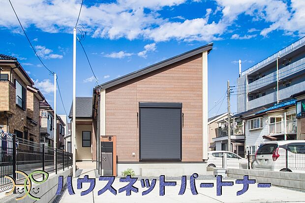 堂々たる趣ながら、主張し過ぎずどこか余裕を感じさせるシャープなフォルムで佇む邸宅は、晴天の空と照らし合わせる事で、本来あるべき完成形の姿を見せてくれます。