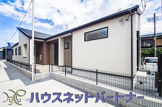 堂々たる趣ながら、主張し過ぎずどこか余裕を感じさせるシャープなフォルムで佇む邸宅は、晴天の空と照らし合わせる事で、本来あるべき完成形の姿を見せてくれます。