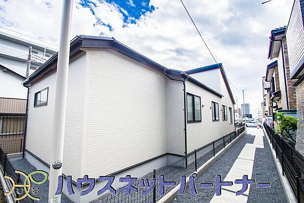 前面道路の日当たりの良い明るいお家。