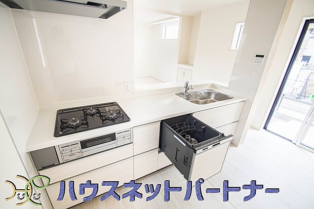 カウンターキッチンなら、リビングで遊ぶ子供の様子を見ながら料理ができるので安心です。料理を運んでもらったり、子供にお手伝いしてもらいやすいのもいいですね♪