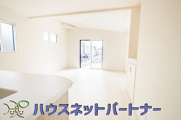 家族の様子を見ながらキッチンでお料理。一日の出来事を会話しながらの家事は嬉しいコミュニケーション。