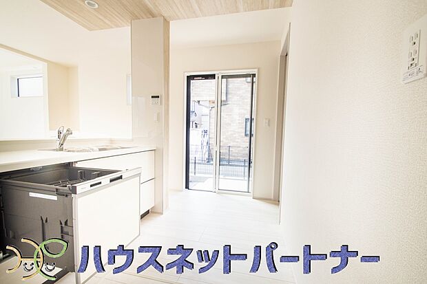 ビルトイン食器洗浄乾燥機。食器洗いのわずらわしさから開放してくれる嬉しい設備。後片付けの手間を減らし奥様の時間を有効活用できます。お湯と洗剤を使う機会が少なくなるため、手荒れ防止にも。