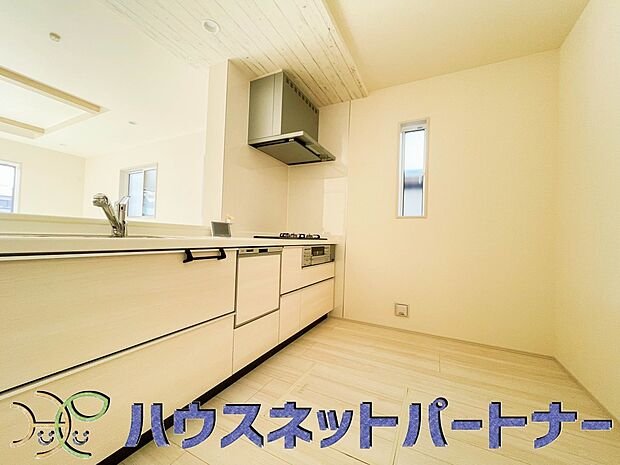 カウンターキッチンは広くて収納力もあるので、快適に料理をすることができます。食器や炊事用具を手の届くところに配置しやすいため調理もスピーディーです。