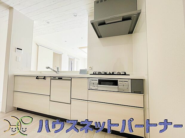 三口コンロで料理の幅を拡げてくれる使いやすいシステムキッチンを採用。洗い場も大きいので野菜や食器を洗ったりする際にも捗り、奥様の強い味方となってくれるはずです。