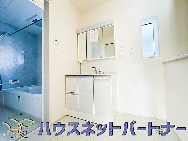 家の中でも特にプライベートスペースとなる洗面所は、洗濯場所と浴室を同じ空間でまとめております。小窓を設置しておりますので、熱気などが籠りやすい空間でちょっとした空気の入れ替えを。