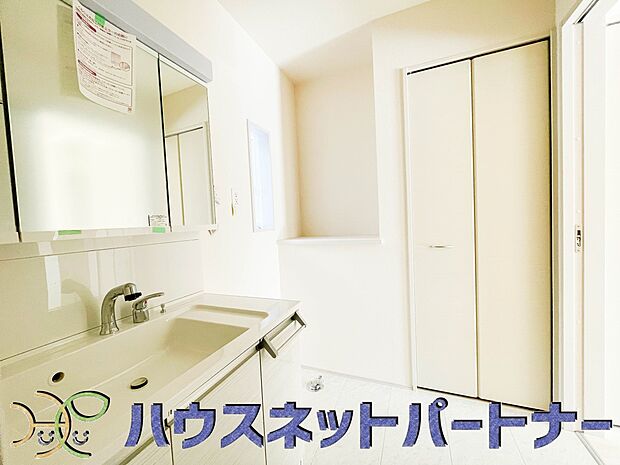 大きく見やすい三面鏡で清潔感ある洗面台は、身だしなみチェックや肌のお手入れに最適です。何かと物が増える場所だからこそ、スッキリと見映えの良い空間に拵えました。