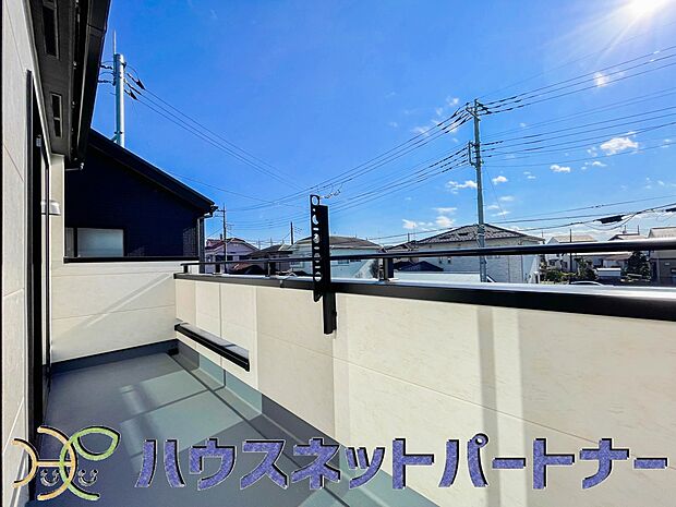 朝の澄んだ空気や、夕方に吹く清々しい風を五感で感じられるバルコニー。住まいの中で屋外にあって、本当の自然を感じられるスペースです。