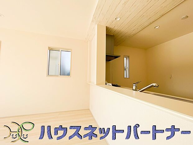 明るく開放的なキッチン。家族とのコミュニケーションが取りやすく、みんなの笑顔が溢れます。