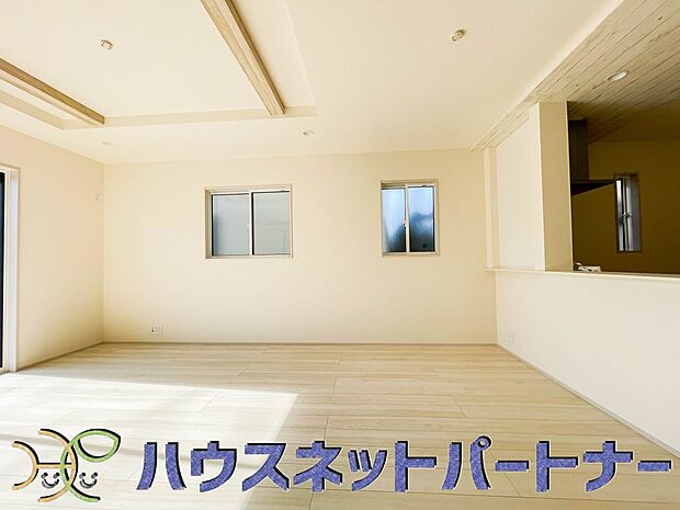 キッチンカウンターがあると配膳が楽なことがメリットの一つ。後片付けをするときも、ダイニングテーブルからあまり動かずに流し台へ運ぶことができるので便利です♪