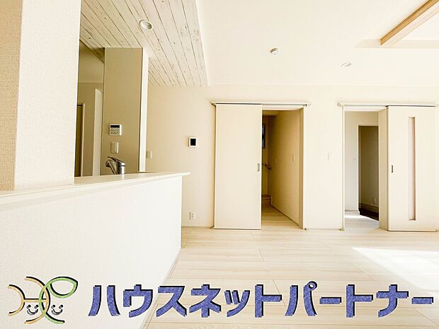 キッチン吊戸棚を無くす事によって、コミュニケーションを重視した設計に致しました。区画によって変わる一体感を、実際にご覧になって頂けましたらと思います。