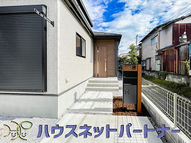 広々な玄関は、ご家族やお友達を迎え入れてくれるスタイリッシュな造りです。