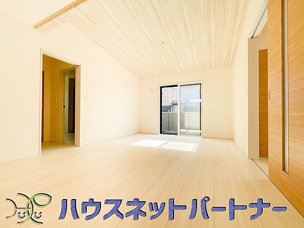 勾配天井の明るいリビングは窓から爽やかな風の流れと陽射しを誘い込みます。