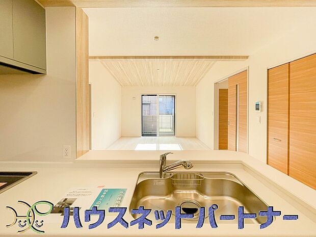 人工大理石のワークトップやシンクは、水を流しただけできれいになったように見えます。白いキッチンは明るく清潔感があり、とっても素敵です。