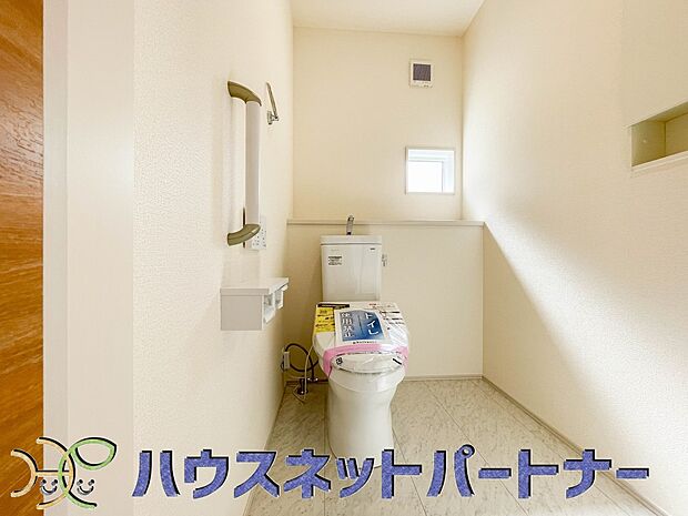 シャワー付きトイレは2ヶ所。安全性を考慮して手すりを付けています。