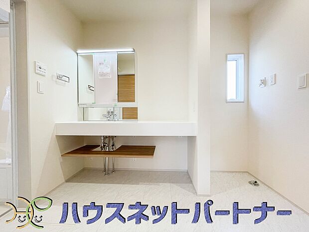 明るい清潔感のある洗面所は、鏡も大きくシンクが広々。朝の支度も楽にこなせます。