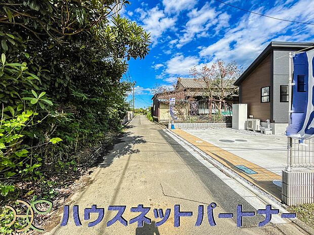 季節感を演出する多彩な樹木と豊かな彩りが重なり、四季折々の変化を楽しめる心地よい場所となることでしょう。時間の経過と共に味わいが出る素敵な空間へ。