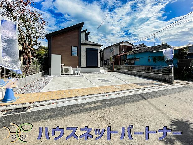 街に溶け合う美しい景観と、採光や風通しを考えて設計された間取り。近隣の視線を考え調整した窓位置など、外観だけでなく、住まうご家族の心地よさを最優先しました。