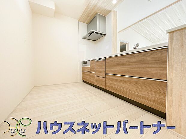 キッチン吊戸棚を無くす事によって、コミュニケーションを重視した設計に致しました。区画によって変わる一体感を、実際にご覧になって頂けましたらと思います。