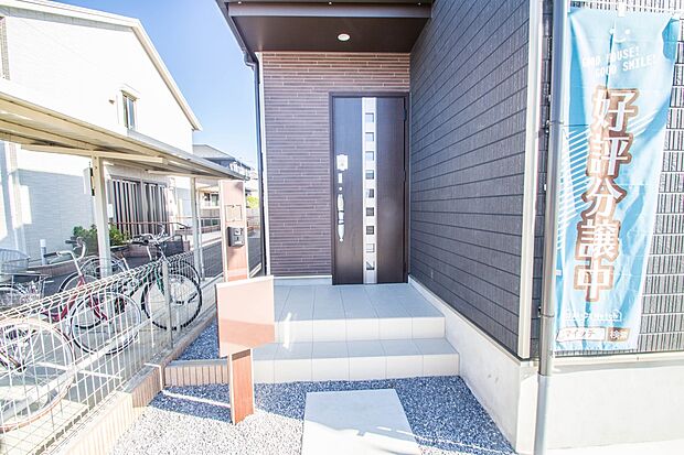 お客様も迎える玄関は高級感のある造りです。