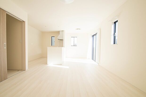 家族でくつろぐリビングは16帖。日当たりも良く、風通しも優れています。