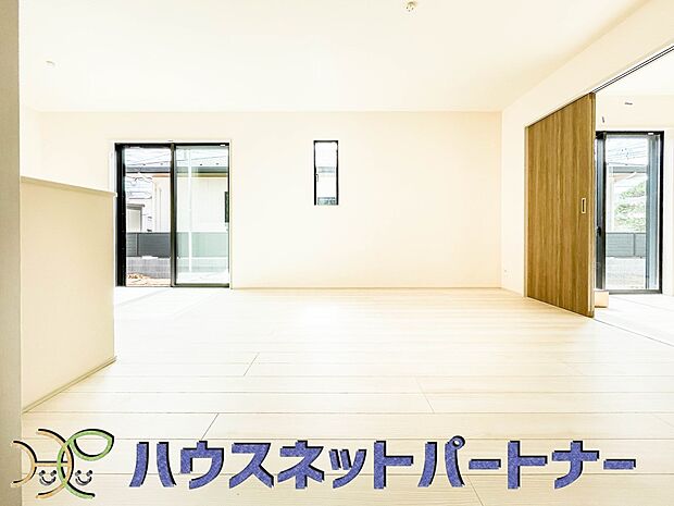 通風・採光に優れ、心地よい光と風が溢れています。 贅沢で豊かな居住性と、プライドを満たすクオリティが見事に調和した住空間。新築ならではの快適なひとときをご体感頂ける筈です。