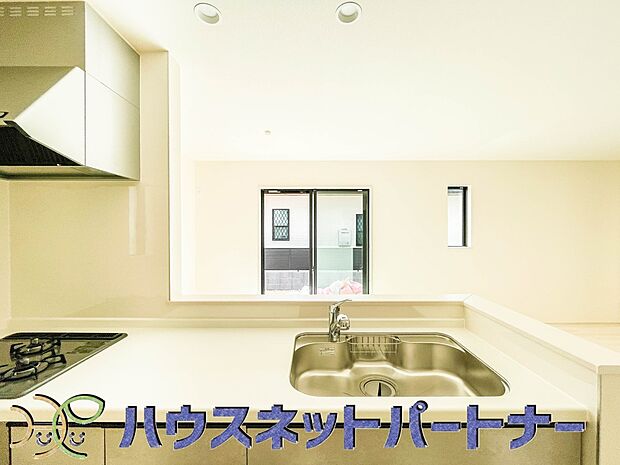 家族の様子を見ながらキッチンでお料理。一日の出来事を会話しながらの家事は嬉しいコミュニケーション。