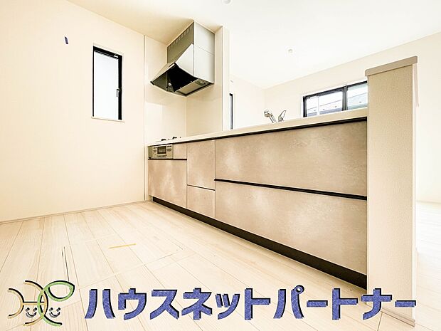 カウンターキッチンは広くて収納力もあるので、快適に料理をすることができます。食器や炊事用具を手の届くところに配置しやすいため調理もスピーディーです。