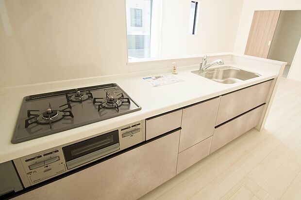 三口コンロで料理の幅を拡げてくれる使いやすいシステムキッチンを採用。洗い場も大きいので野菜や食器を洗ったりする際にも捗り、奥様の強い味方となってくれるはずです。