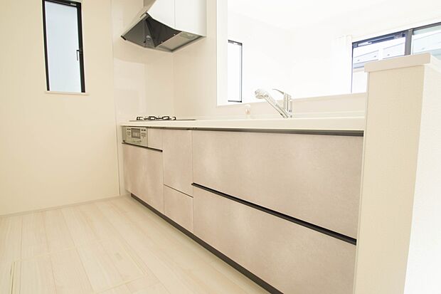 明るい自然光が入る作業スペースを多くとったキッチン採用。夫婦揃ってキッチンに立っても調理がしやすく、家事をしながら会話も弾みます。食器類もすっきりと片付く収納力。