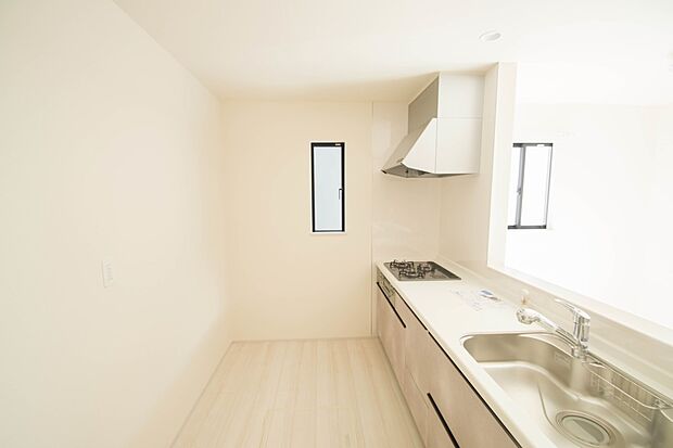 カウンターがあると配膳が楽なことがメリットの一つ。後片付けをするときも、ダイニングテーブルからあまり動かずに流し台へ運ぶことができるので便利です。