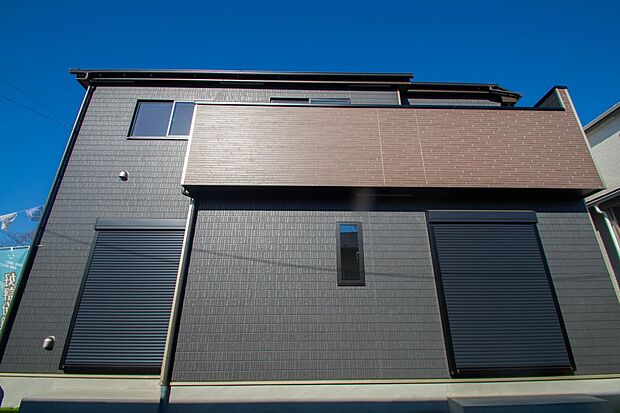 堂々たる趣ながら、主張し過ぎずどこか余裕を感じさせるシャープなフォルムで佇む邸宅は、晴天の空と照らし合わせる事で、本来あるべき完成形の姿を見せてくれます。