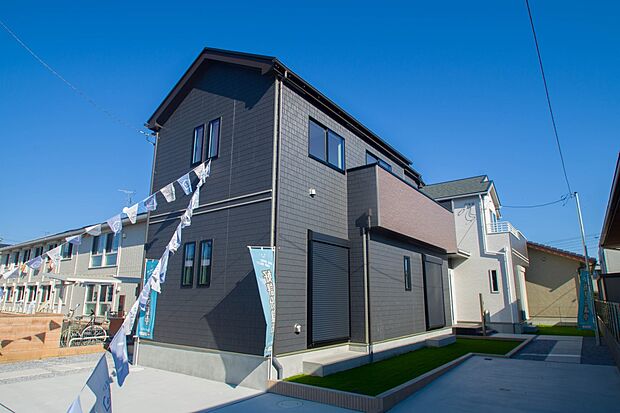 街に溶け合う美しい景観と、採光や風通しを考えて設計された間取り。近隣の視線を考え調整した窓位置など、外観だけでなく、住まうご家族の心地よさを最優先しました。