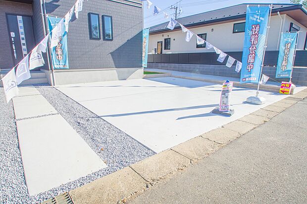 カースペース並列2台可能。ゆったりとした駐車スペースを確保いたしましたので、大きめのお車でも駐車可能です。自転車やバイクなど、ゆとりのある敷地で置き場所に困ることはないでしょう。