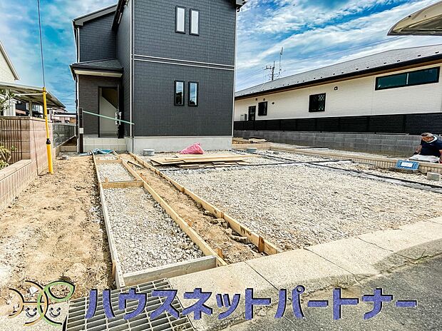 駐車場がある戸建を持つ最大のメリットは、駐車場代金を支払い続ける必要がないことです。賃貸住宅に住んでいる方が、戸建の購入を考えるきっかけに挙げることが多いようです。