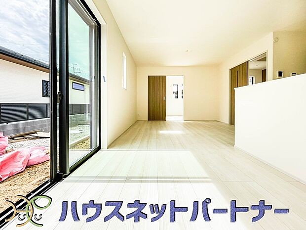 明るく開放的なダイニング。家族とのコミュニケーションが取りやすく、みんなの笑顔が溢れます